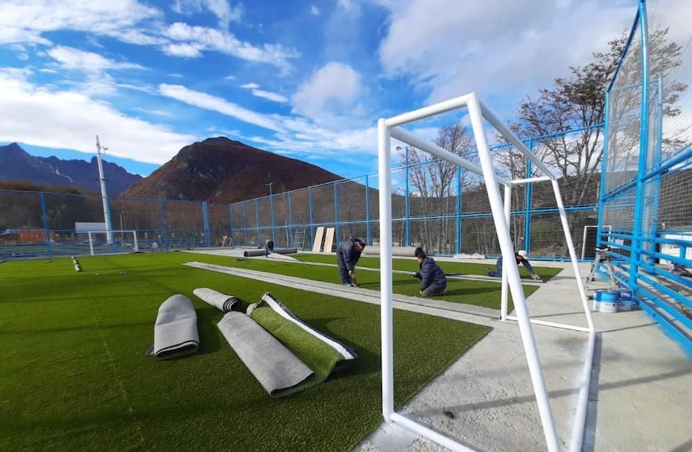 Colocaron cesped sintético en el primer Playón de Andorra