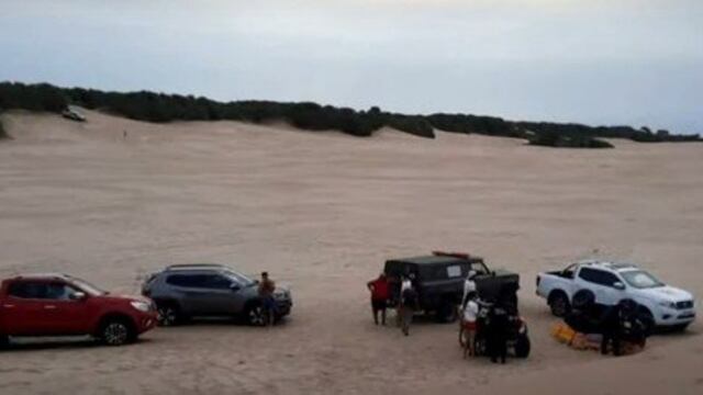 Una mujer murió al caer de su cuatriciclo en una zona de médanos de Pinamar conocida como "La Frontera". Foto: captura de TV
