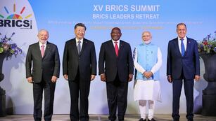 En esta imagen, distribuida por la Oficina de Prensa del Ministerio de Exteriores de Rusia, el presidente de Brasil, Luiz Inácio Lula da Silva; el presidente de China, Xi Jinping; el presidente de Sudáfrica, Cyril Ramaphosa; el primer ministro de India, Narendra Modi, y el ministro de Exteriores de Rusia, Sergey Lavrov, posan para una foto en un momento de la cumbre del grupo BRICS, en Johannesburgo, Sudáfrica, el 22 de agosto de 2023. (Oficina de Prensa del Ministerio de Exteriores de Rusia vía AP)