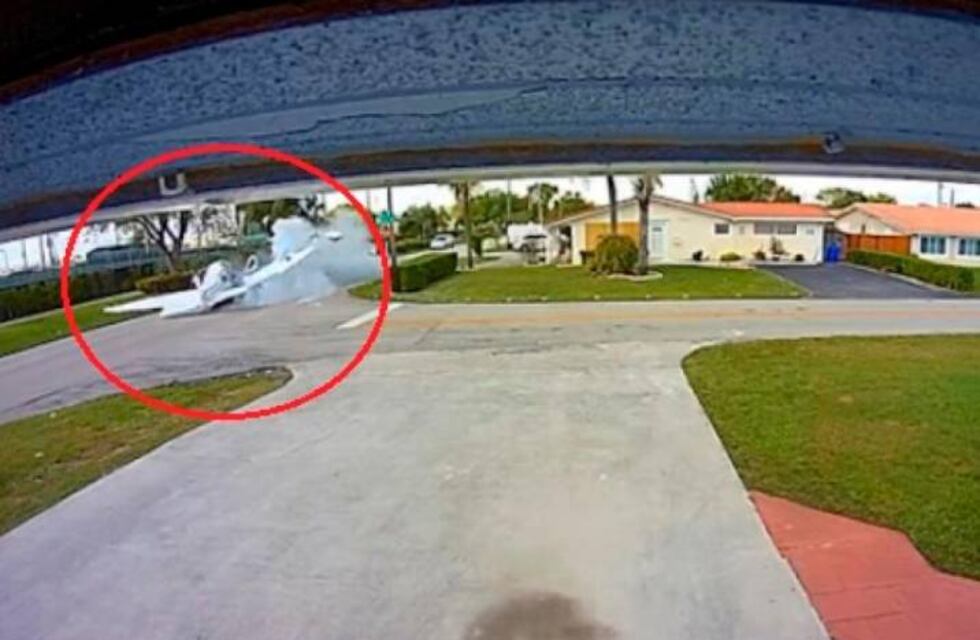 Una avioneta se estrelló contra una camioneta en Estados Unidos, murieron tres personas