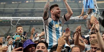 GR7042. LUSAIL (CATAR), 18/12/2022.- Lionel Messi de Argentina celebra hoy, tras ser campeones del mundo en la final del Mundial de Fútbol Qatar 2022 entre Argentina y Francia en el estadio de Lusail (Catar). EFE/ Juan Ignacio Roncoroni