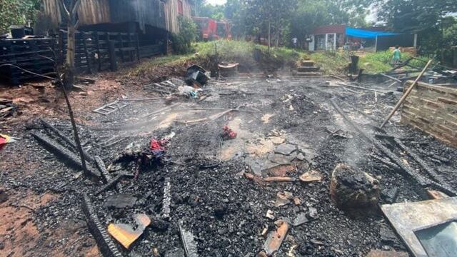 Debido a las llamas, la mascota de una de las familias falleció calcinada.