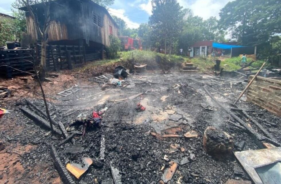 Incendio en Oberá dejó una vivienda destruida y otra afectada por las llamas