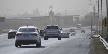 El viento, la tierra y el humo de los incendios complica la circulación de autos en Córdoba.