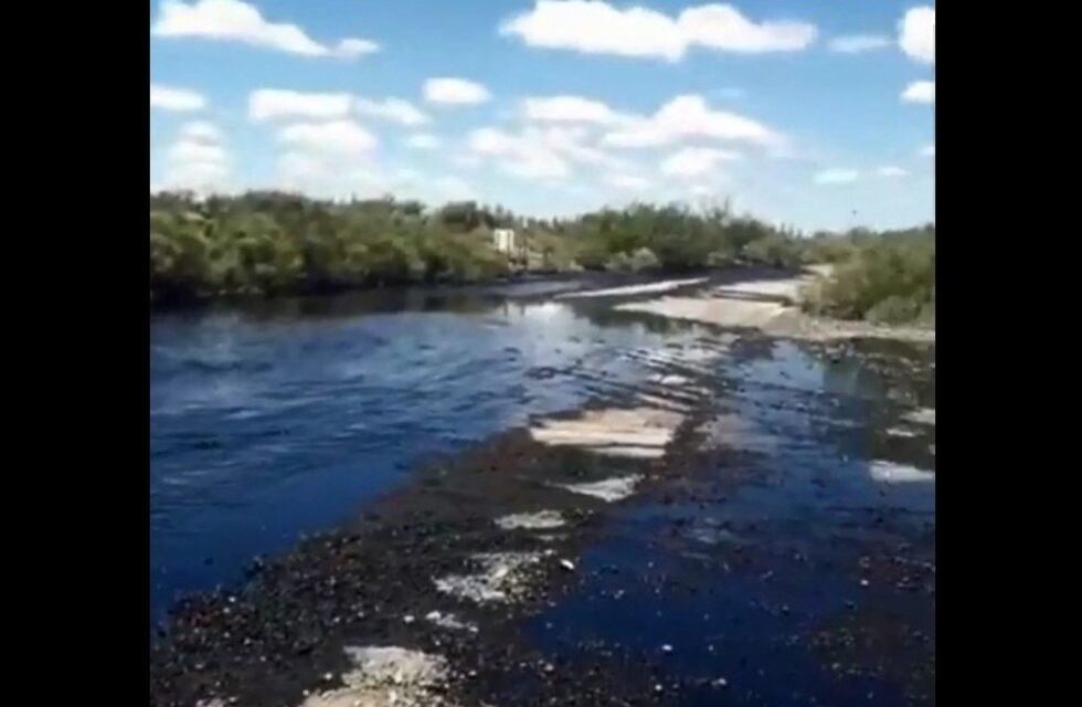 Video: así quedó un impresionante derrame de petróleo en Río Negro