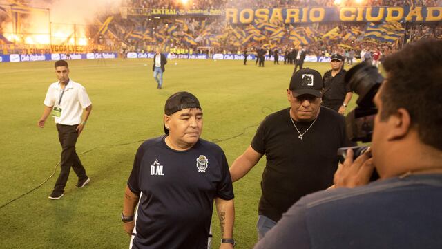 El exjugador argentino y actual entrenador de Gimnasia y Esgrima, Diego Armando Maradona, ingresa al Gigante de Arroyito en Rosario, donde su equipo disputó un partido por la Superliga Argentina ante Rosario Central. (EFE/Franco Trovato Fuoco)