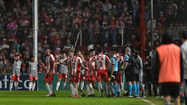 En Instituto no lo pueden creer. Árbitro y juez de línea revisaron la jugada, y convalidaron el empate de Riestra (Facundo Luque).