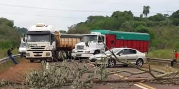 San Pedro: tabacaleros continúa con el corte sobre la ruta nacional 14