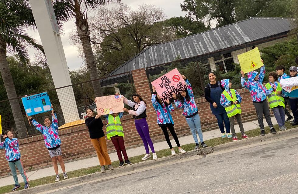 Iniciativas que suman: alumnos de Villa Carlos Paz promueven conciencia vial en el Día Mundial del Tránsito