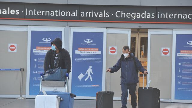 Arribo de pasajeros en el Aeropuerto Internacional de Ezeiza.