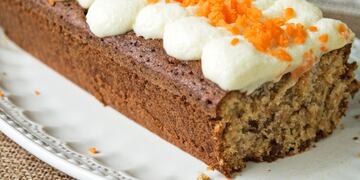 La carrot cake lleva frosting de queso, muy sencillo de preparar.