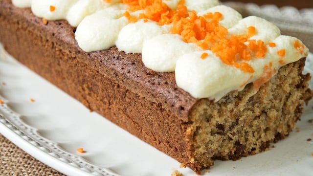 La carrot cake lleva frosting de queso, muy sencillo de preparar.