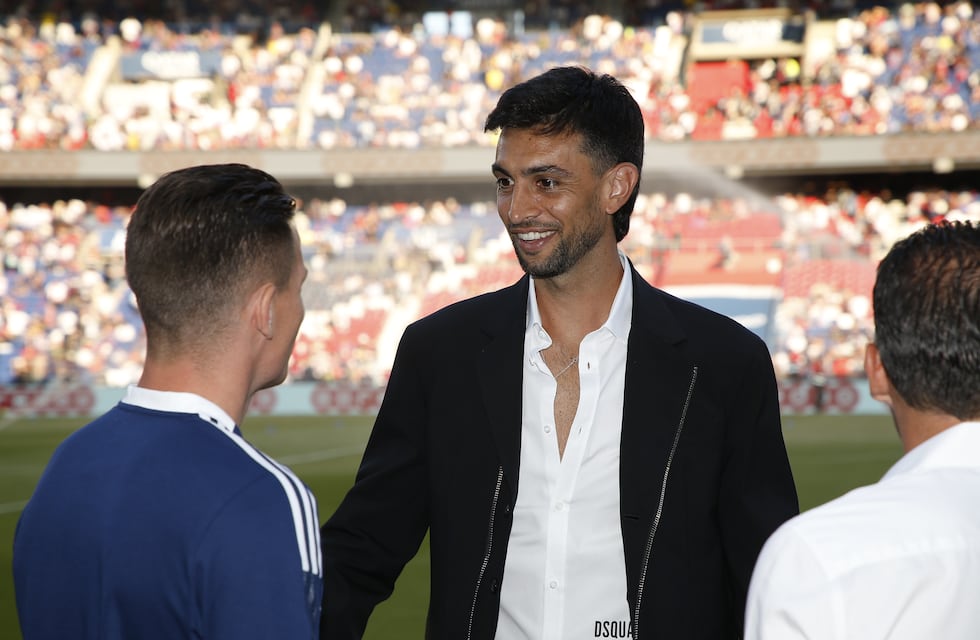 En el día de Messi, el Flaco Pastore fue recibido como un ídolo en el PSG