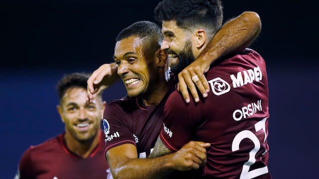 José Sand de Lanus celebra su gol ante Vélez. (Foto: REUTERS / Natacha Pisarenko)