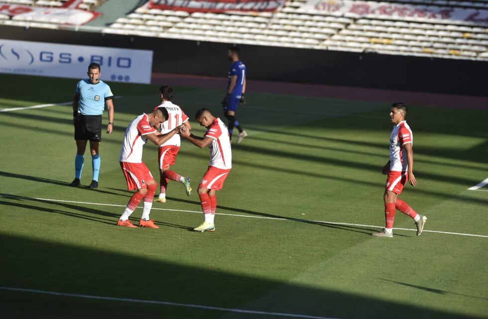 En un partido de locos, Instituto derrotó a Santamarina 3-2