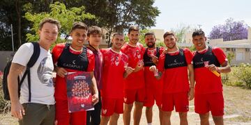 Jano Conti junto al plantel de Instituto.