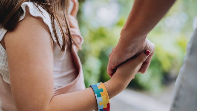 Un nuevo estudio podría cambiar la forma en que entendemos el autismo. Investigadores han descubierto que el desequilibrio entre dos proteínas cerebrales podría ser una de las claves detrás del Trastorno del Espectro Autista (TEA). (Europa Press)