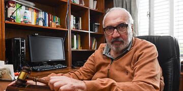 Daniel Ostropolsky tiene 71 años y padece de ELA, una enfermedad degenerativa que no tiene cura, a causa de esta pide que se le otorgue la eutanasia. (Mariana Villa / Los Andes)