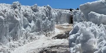 Paredes de hielo y nieve de más de 2 metros de altura en el camino hacia la Laguna del Diamante.