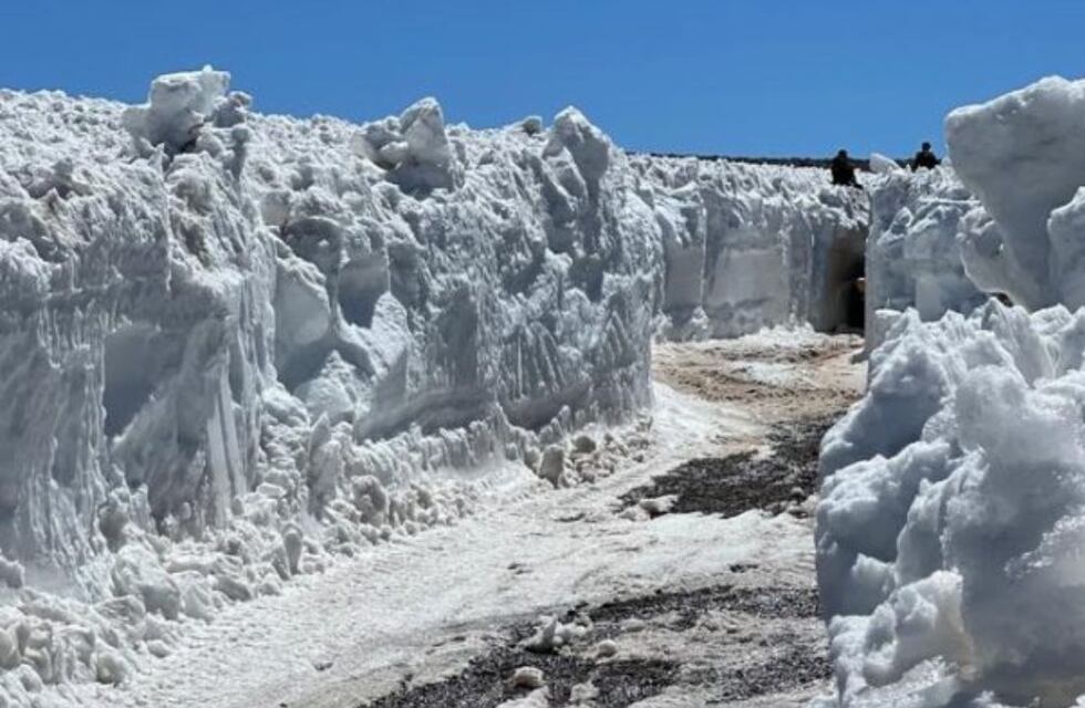 Abren camino hacia la Laguna del Diamante entre enormes paredes de nieve y hielo: cuándo estará habilitado