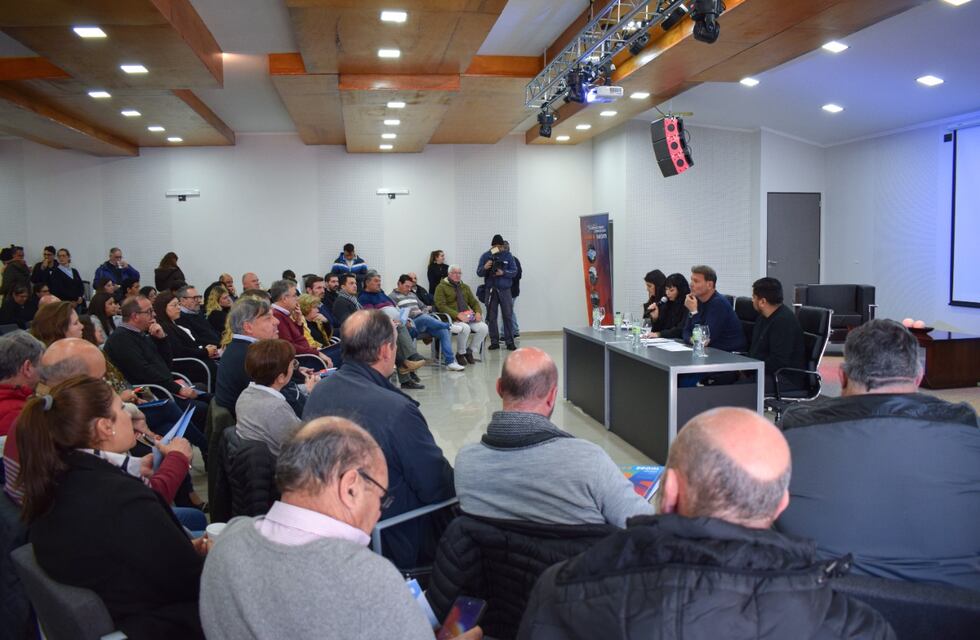 Histórico encuentro entre el SEOM y presidentes comunales e intendentes