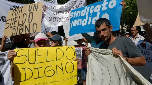 Trabajadores vitivinícolas y pequeños productores marcharon por las calles del centro mendocino.