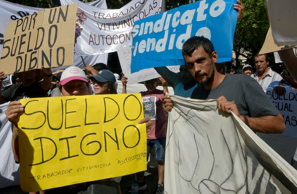 “La Vendimia está de luto”: trabajadores vitivinícolas y pequeños productores marchan en Mendoza