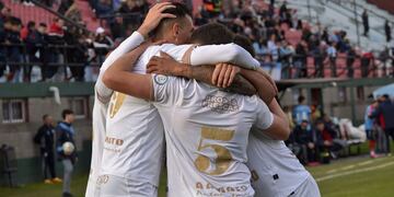 Bruno Nasta, del segundo festejo para Racing, a la bronca por su expulsión (Prensa Racing de Nueva Italia)