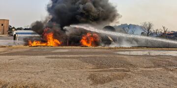Los bomberos batallando contra el fuego en Lehmann, en los depósitos de combustible