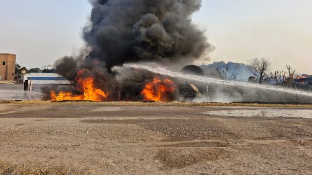 Los bomberos batallando contra el fuego en Lehmann, en los depósitos de combustible