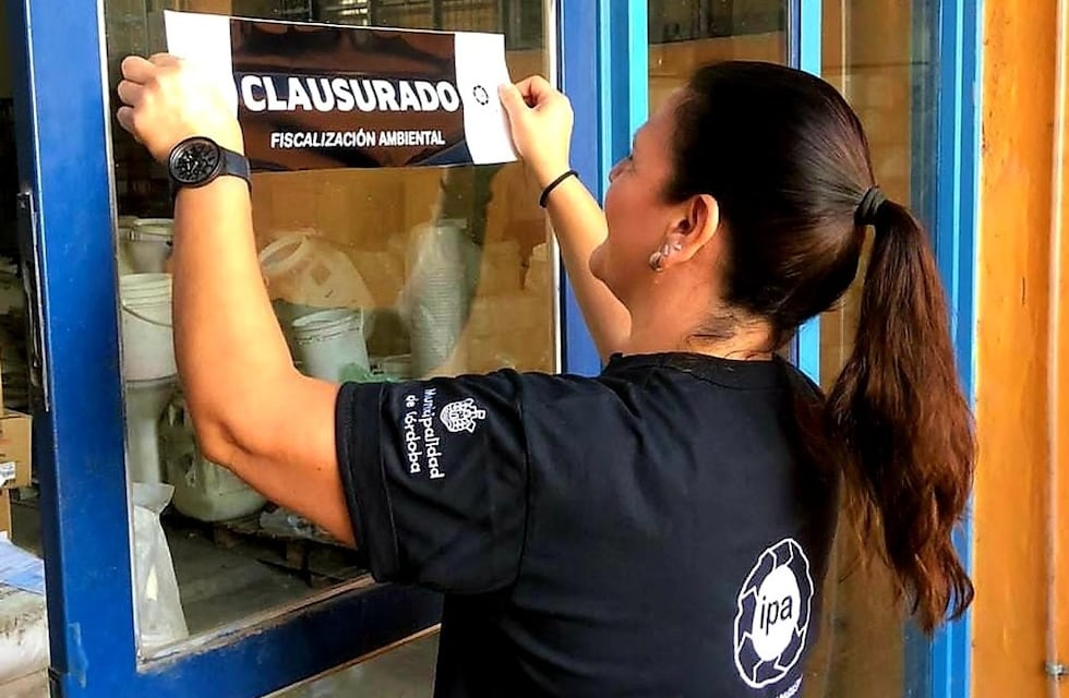 Problemas con el agua en Córdoba: clausuran una empresa química cercana a los barrios afectados