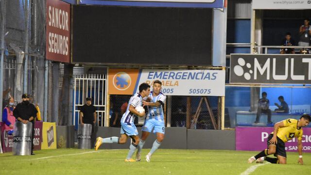 Farías, tras el empate, lleva la pelota a la mitad de la cancha