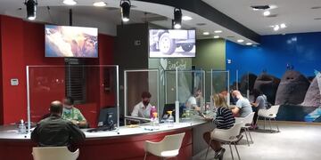 Los visitantes buscan asesoramiento en la Dirección de Turismo municipal.