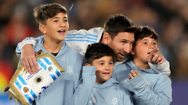 Messi con sus hijos en Argentina vs. Venezuela. (AP Photo/Gustavo Garello)