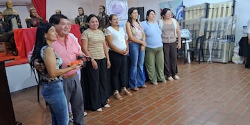 En una nueva jornada de trabajo territorial, la Municipalidad de Famaillá concretó una entrega de beneficios destinada a vecinos de la ciudad, en una actividad articulada con el área social del municipio y con el acompañamiento de autoridades locales.
Asistencia y trámites en una misma jornada
El operativo tuvo como objetivo acercar respuestas concretas a familias que necesitan acompañamiento para resolver gestiones y acceder a distintos beneficios. En ese marco, desde el entorno de la concejal Fátima Zuluaga remarcaron la continuidad del trabajo en territorio y el contacto directo con los vecinos como eje de la agenda diaria.
Durante la entrega estuvieron presentes el intendente Doctor Enrique Orellana y la legisladora Patricia Lizarraga, junto a responsables del área social municipal: la directora de Desarrollo Social Beatriz Romano, la subdirectora Claudia Ruiz y la coordinadora Rita Brea, quienes participaron de la organización y el acompañamiento de la actividad.
Trabajo en territorio para acercar soluciones.