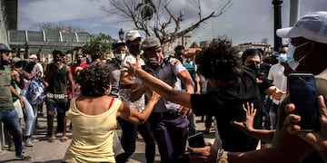 La policía detiene a un manifestante antigubernamental durante una protesta en La Habana. (AP)