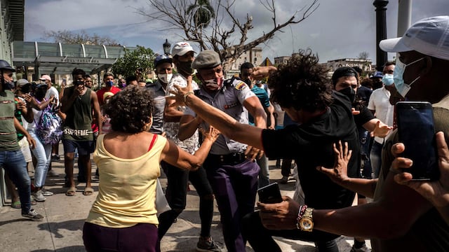La policía detiene a un manifestante antigubernamental durante una protesta en La Habana. (AP)