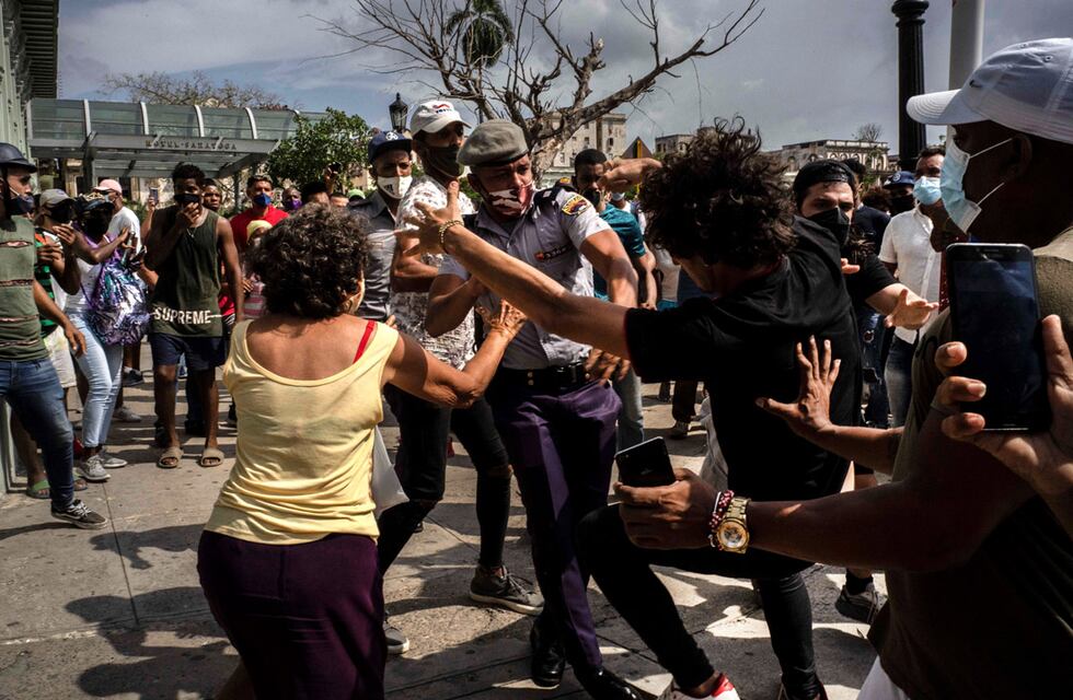 Protestas en Cuba: ya hay un muerto y al menos 130 detenidos