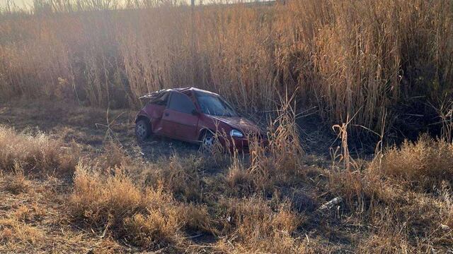 Chevrolet Corsa volcó en la ruta 188 en General Alvear.