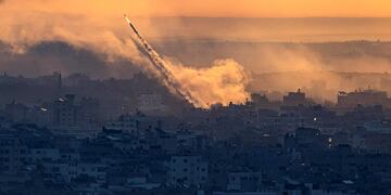 Hamás anunció una nueva operación contra Israel. Un cohete disparado hacia Israel desde la Franja de Gaza, este sábado 7 de octubre de 2023. (AP)