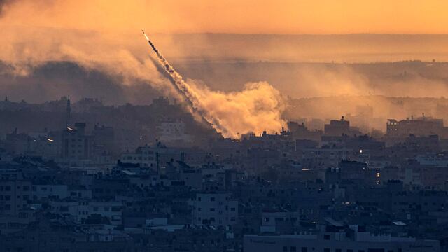Hamás anunció una nueva operación contra Israel. Un cohete disparado hacia Israel desde la Franja de Gaza, este sábado 7 de octubre de 2023. (AP)