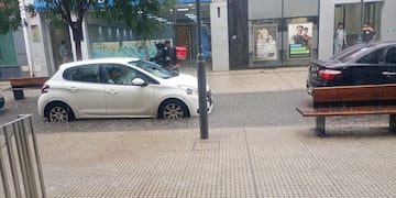 La gran cantidad de agua caída en pocos minutos generó anegamientos en la ciudad.