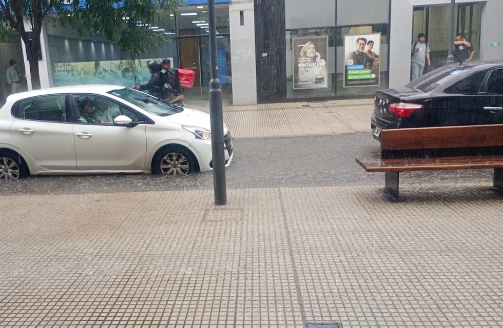 Temporal: San Miguel de Tucumán quedó bajo agua en minutos