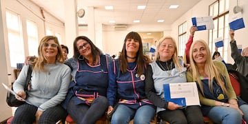 La provincia entregó aportes para escuelas de Pérez y Zavalla
