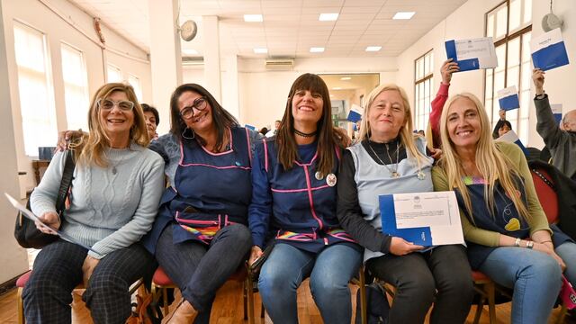 La provincia entregó aportes para escuelas de Pérez y Zavalla