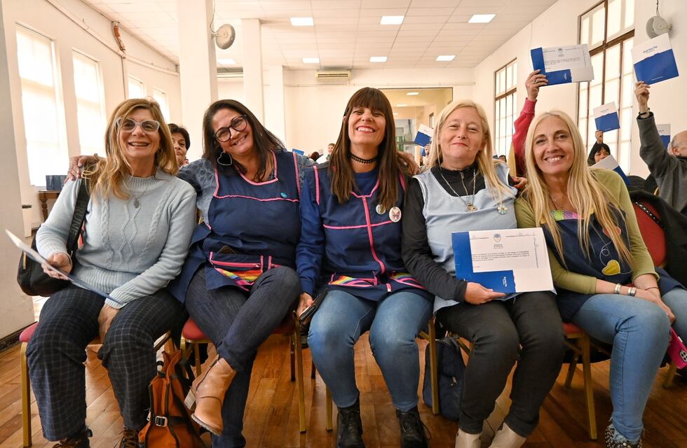 La provincia entregó aportes para escuelas de Pérez y Zavalla