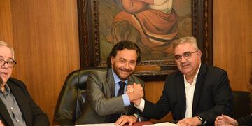 Los gobernadores Jalil y Sáenz firmaron un convenio que garantiza seguridad jurídica y beneficios compartidos.