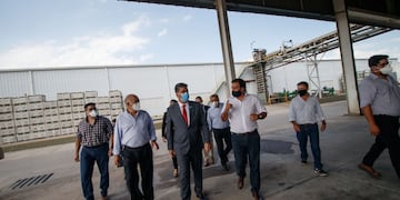 El gobernador del Chaco recorrió la planta.