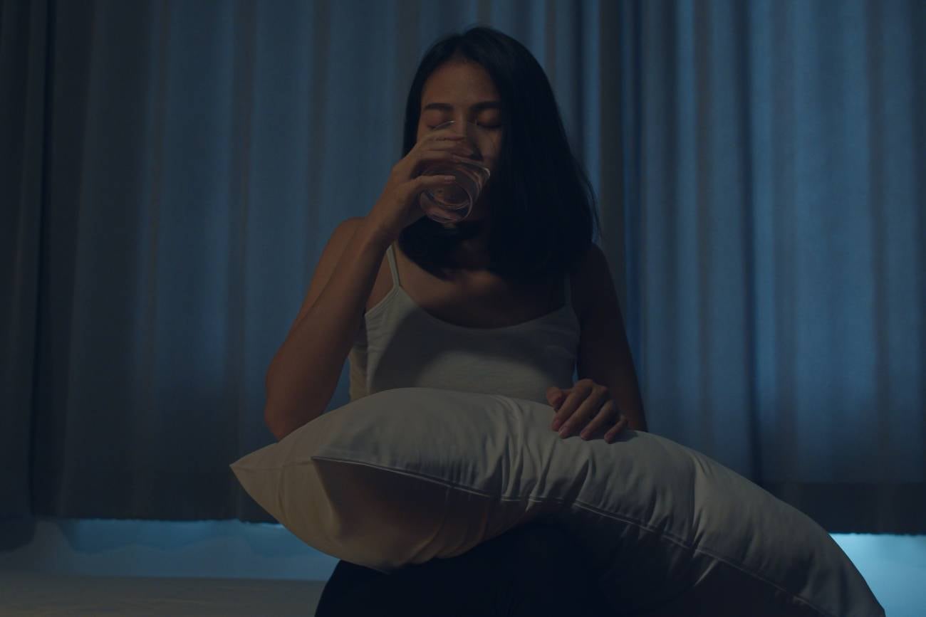 Adoptar hábitos saludables y técnicas de relajación puede ayudar a reducir las interrupciones del sueño y mejorar el bienestar.