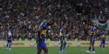 AME4086. RÍO DE JANEIRO (BRASIL), 04/11/2023.- Luis Advíncula de  Boca se lamenta hoy, en un partido de la final de la Copa Libertadores entre  Boca Juniors y Fluminense en el estadio de Maracaná, en Rio de Janeiro (Brasil). EFE/ Antonio Lacerda